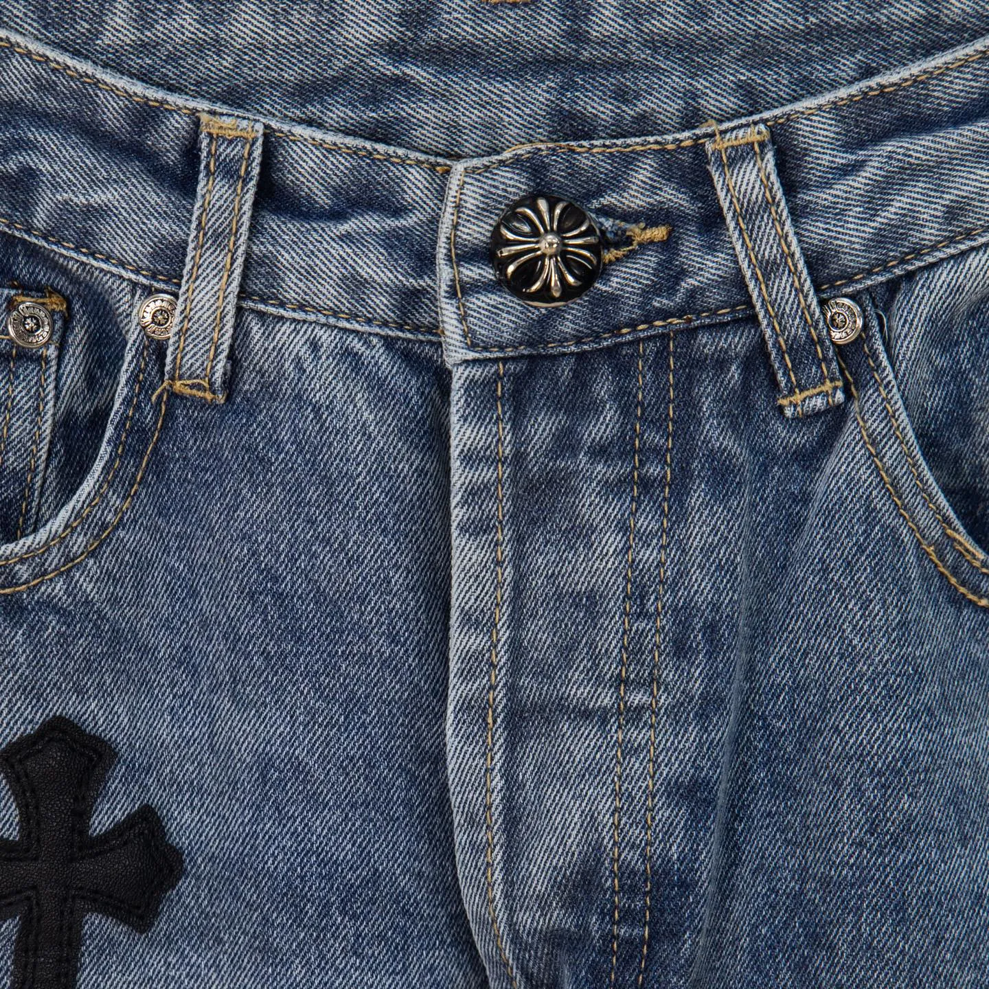 P270 Chrome Hearts Gallery 2025 new limited edition black large cross flared jeans are a hot item this season and are sought after by countless celebrities and fashionistas. The neat details of the cutting process add color to the playful fashion! The neat and meticulous design, and the well-fitting structure is unique. The upper body not only has outstanding recognition, but also looks younger and younger. A style with the ultimate wearing meaning and performance, gorgeous color matching, and the craftsmanship of this style is also extremely extraordinary. After the finished product is washed, it is disassembled and hand-made with sheepskin cross leather and then spliced ​​together to complete. The whole piece has too many craftsmanship to describe. It is decorated with patchwork cross flowers and high-waisted washed jeans! ! Absolutely high-end luxury product, a god-level single product, a super popular product, made by top heavy industry, a magic weapon that cannot be missed to hit the streets. Style number: 1845 Size: 28 30 32 34 36 Color: blue